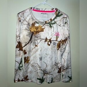 REALTREE Women’s White Hunting Long Sleeve Camouflage Top! Size Medium.